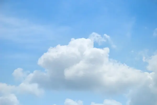 Awan putih lembut terhadap langit biru — Stok Foto