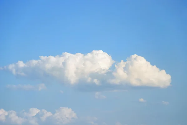 푸른 하늘을 배경으로 하는 부드러운 흰 구름 — 스톡 사진