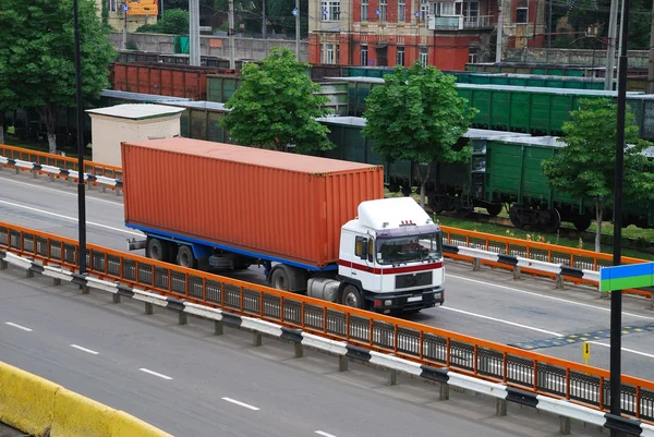 Vervoer van lading per vrachtwagen — Stockfoto