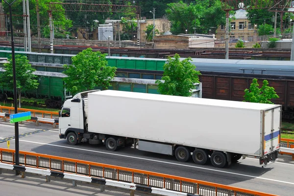Transport av gods med lastbil — Stockfoto