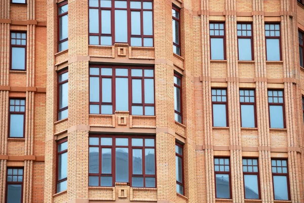 Die Fassade eines modernen Gebäudes — Stockfoto