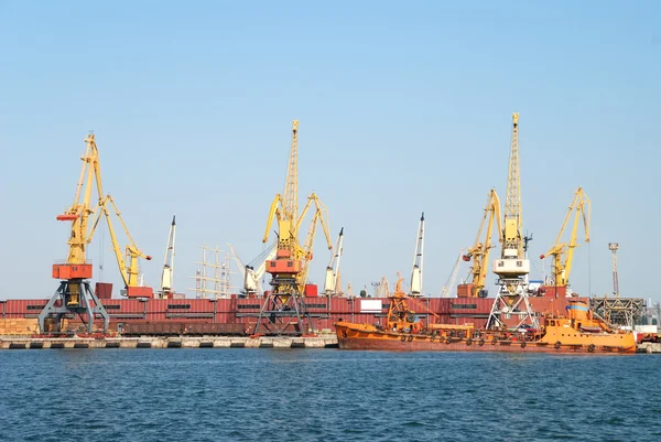 De handel zeehaven met kranen, lading en schip — Stockfoto