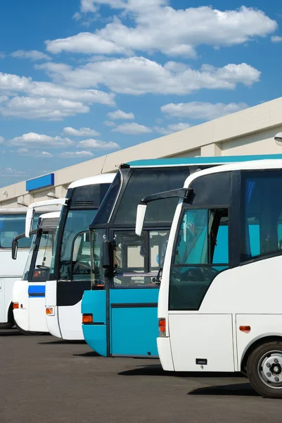 Ônibus turísticos em um estacionamento — Fotografia de Stock