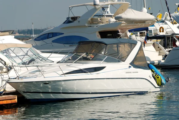 Weiße Yachten vor Anker — Stockfoto