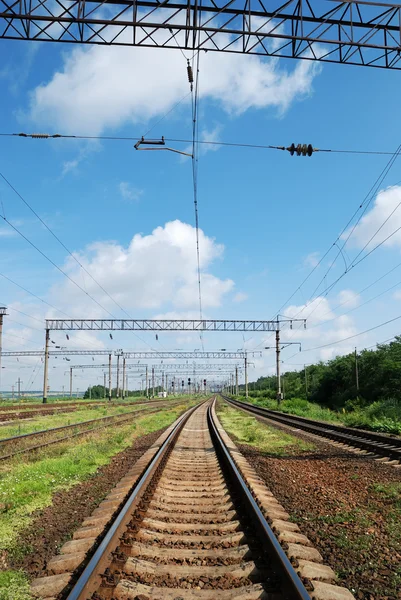 夏の鉄道上の表示します。 — ストック写真