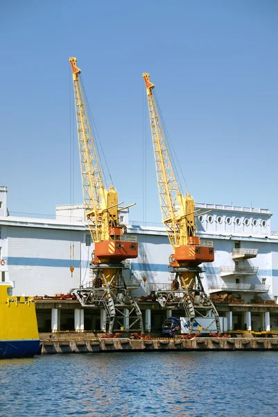 Le port de commerce avec des grues, des cargaisons et des navires — Photo