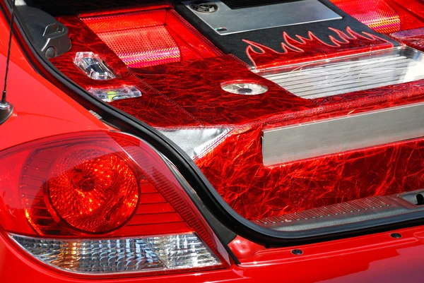 Die Rückansicht des roten Autos — Stockfoto