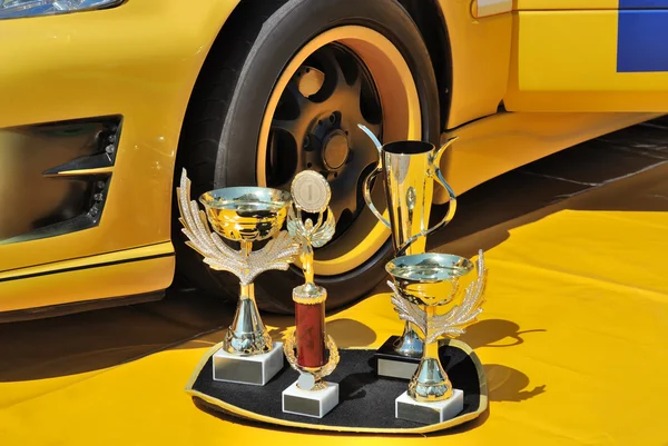 Piala dan mobil balap kuning — Stok Foto