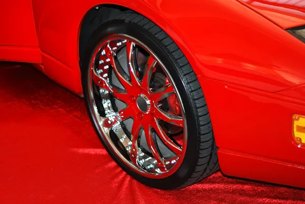 Хромированное колесо на красном — стоковое фото