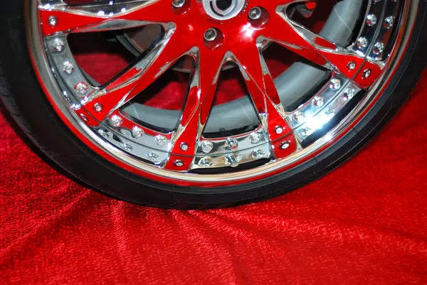 Förkromade hjulet på en röd — Stockfoto