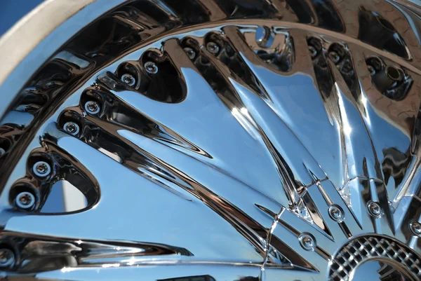 The chromeplated rim of a wheel — Stock Photo, Image