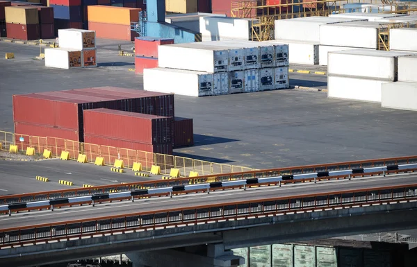 Almacén portuario con cargas y contenedores — Foto de Stock