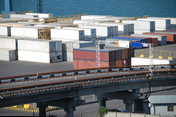 Poort magazijn met lading en containers — Stockfoto