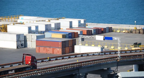 Magazzino portuale con carichi e container — Foto Stock