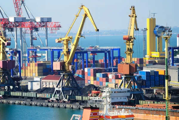 Il porto marittimo commerciale con gru, carichi e navi — Foto Stock