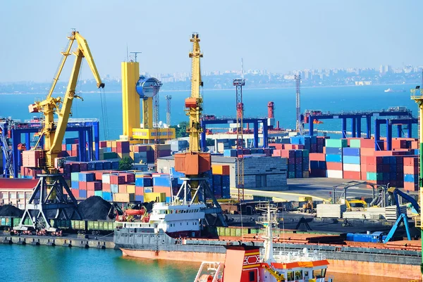 Obchodní přístav s jeřáby, nákladu a lodí — Stock fotografie