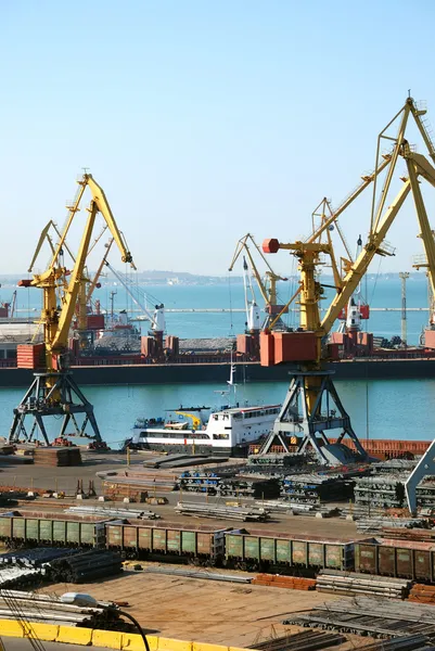 クレーン、貨物および船と取引港 — ストック写真