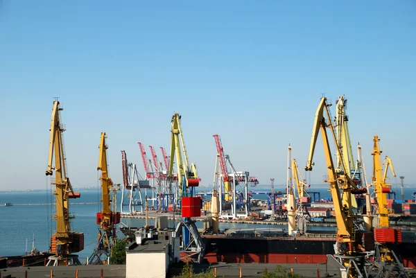 Le port de commerce avec des grues, des cargaisons et des navires — Photo