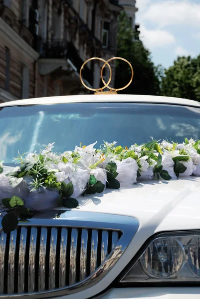 与圆环装饰的白色婚礼豪华轿车 — 图库照片