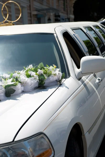 Witte bruiloft limousine met bloemen — Stockfoto