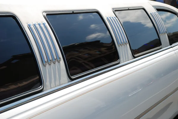 Окно и крыша лимузина — стоковое фото