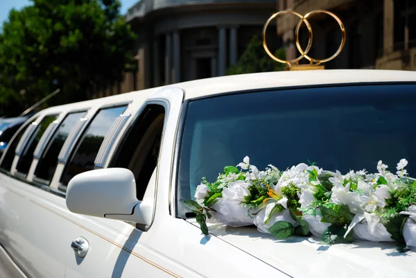 白色婚礼豪华轿车用鲜花 — 图库照片