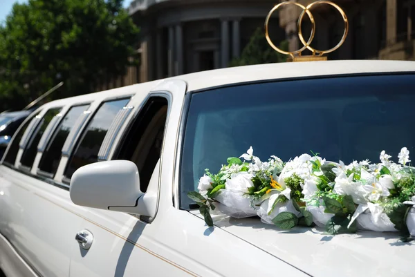 White wedding car with flowers — Stock Photo, Image