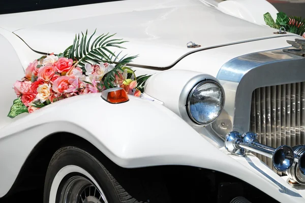 Limusina de casamento branco com flores — Fotografia de Stock