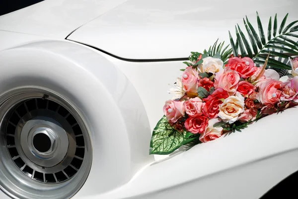 白色婚礼豪华轿车用鲜花 — 图库照片