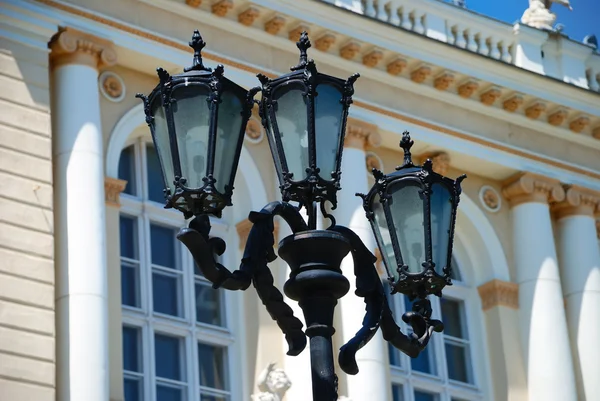 Lanterna de rua decorativa perto da casa — Fotografia de Stock