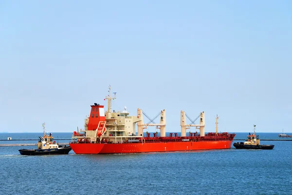 Sleepboot boot helpt om te manoeuvreren van het schip — Stockfoto