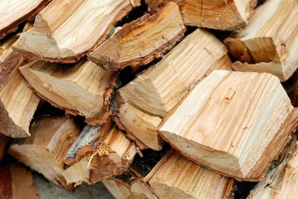 Крупним планом вирубане дрова вогню — стокове фото