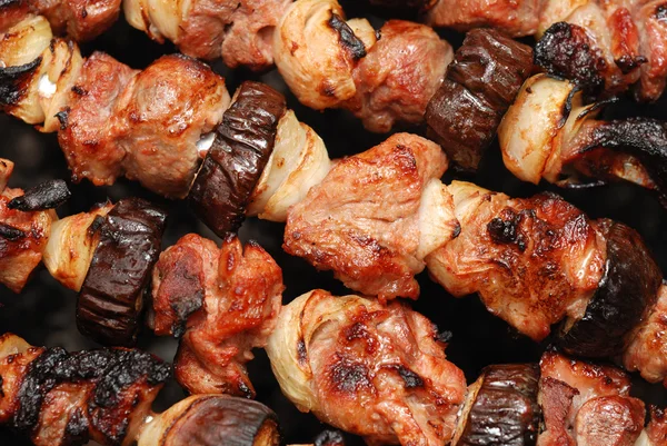 Zubereitung von Fleischscheiben in Flammen — Stockfoto