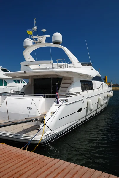 Weiße Yachten vor Anker — Stockfoto