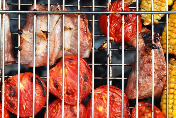 Meat and vegetables prepares on fire — Stock Photo, Image