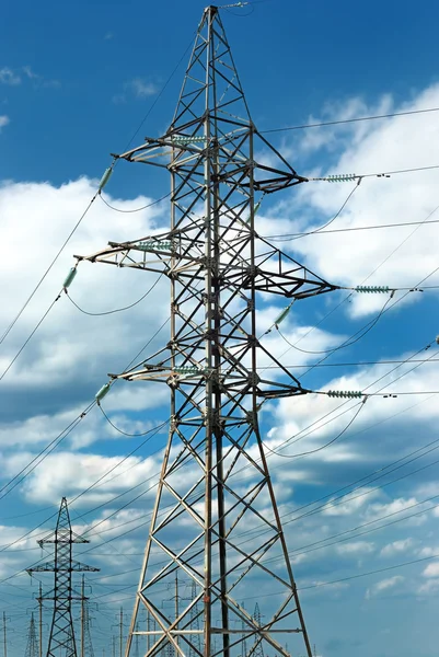Linha elétrica de alta tensão — Fotografia de Stock