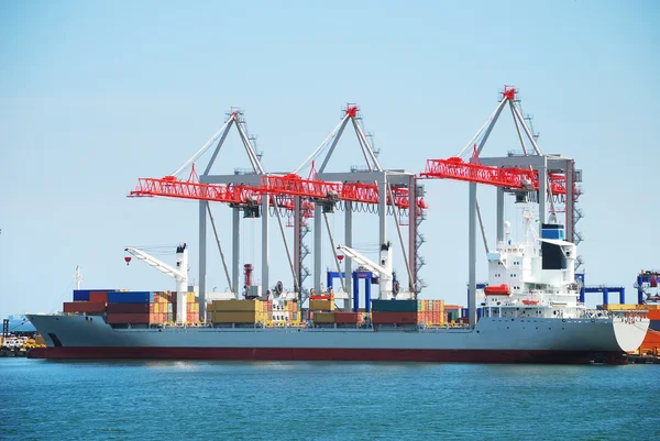 El puerto comercial con grúas, cargas y barcos — Foto de Stock