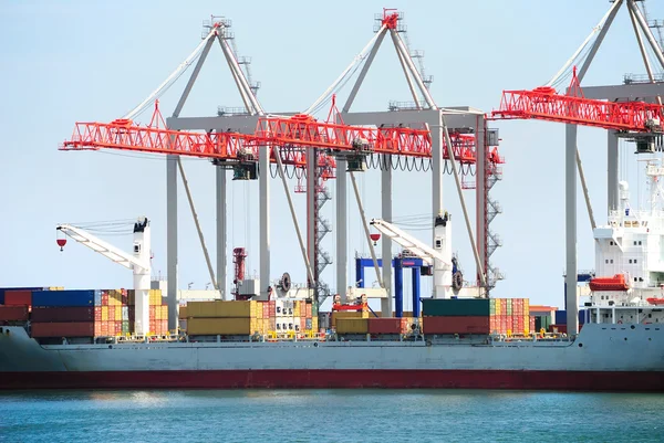 El puerto comercial con grúas, cargas y barcos —  Fotos de Stock