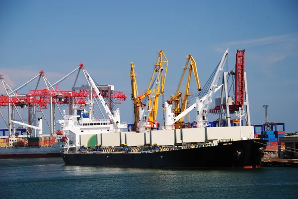Obchodní přístav s jeřáby, nákladu a lodí — Stock fotografie