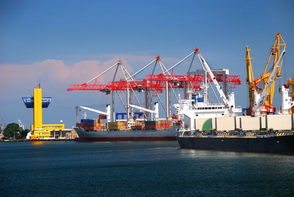 Handel hamnen med kranar, last och fartyg — Stockfoto
