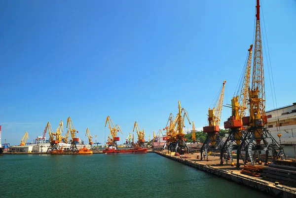 El puerto comercial con grúas, cargas y barcos —  Fotos de Stock