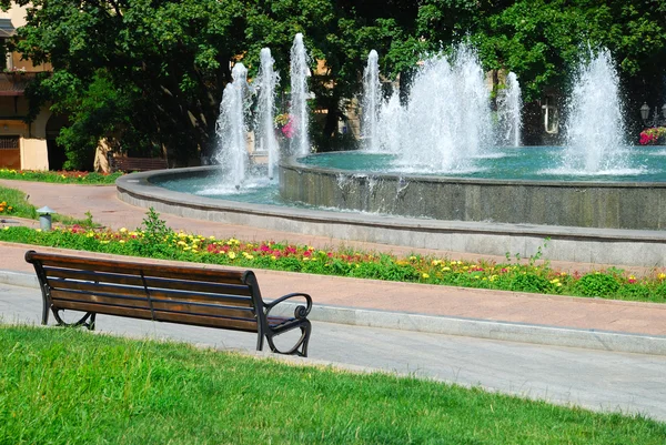Parco cittadino con fontana — Foto Stock