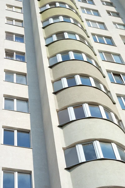 Die Fassade eines modernen Gebäudes — Stockfoto