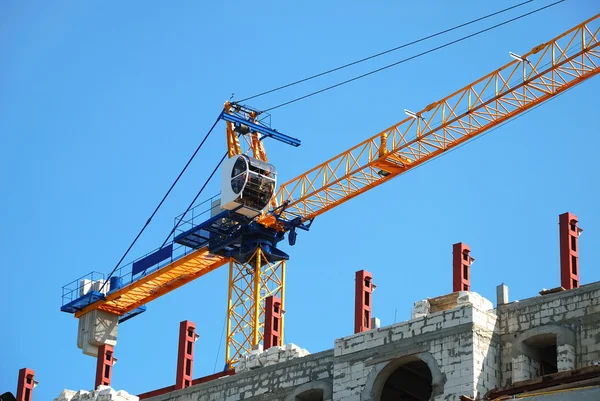 Building crane and not complete skyscraper — Stock Photo, Image