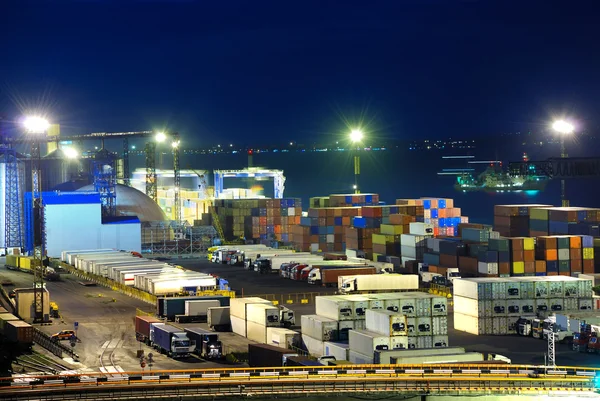 Almacén portuario con cargas y contenedores — Foto de Stock