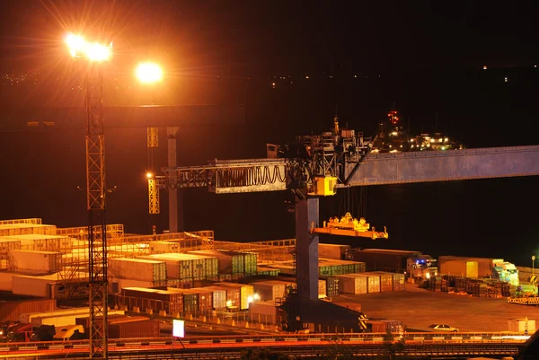 Almacén portuario con cargas y contenedores — Foto de Stock