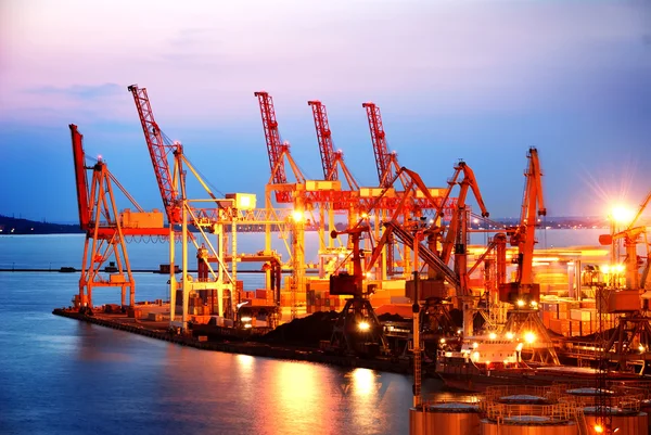 Hafenlager mit Ladungen und Containern — Stockfoto