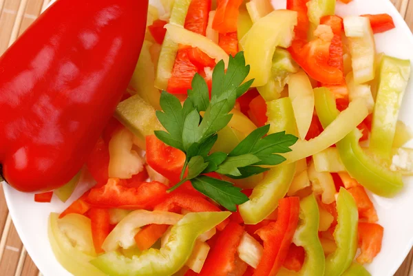 Gelen beyaz bir tabakta sebze salatası — Stok fotoğraf