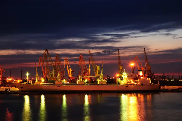 Skladiště přístavu s nákladu a kontejnery — Stock fotografie