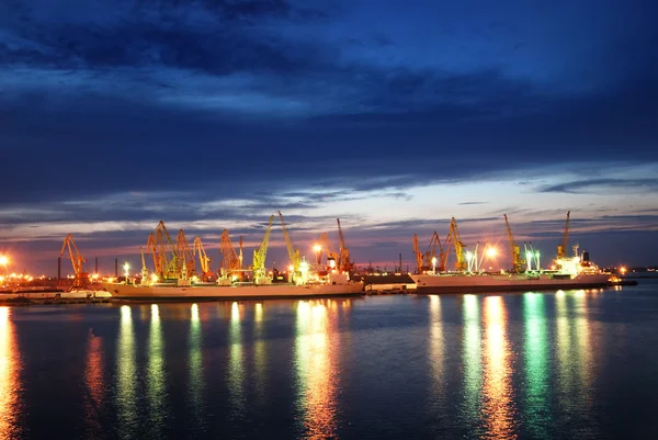 Noční pohled na průmyslový přístav a lodí — Stock fotografie